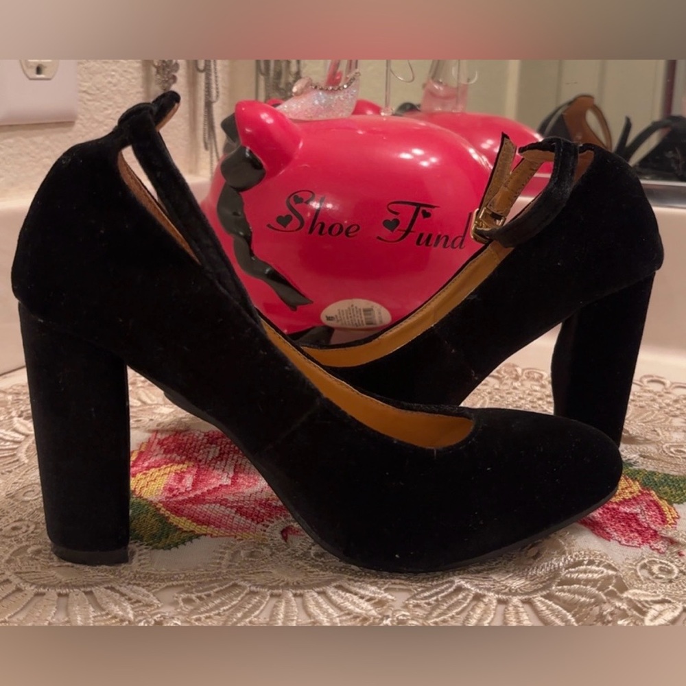 Fashion Nova LA: Chic Black Velvet Women's Heels